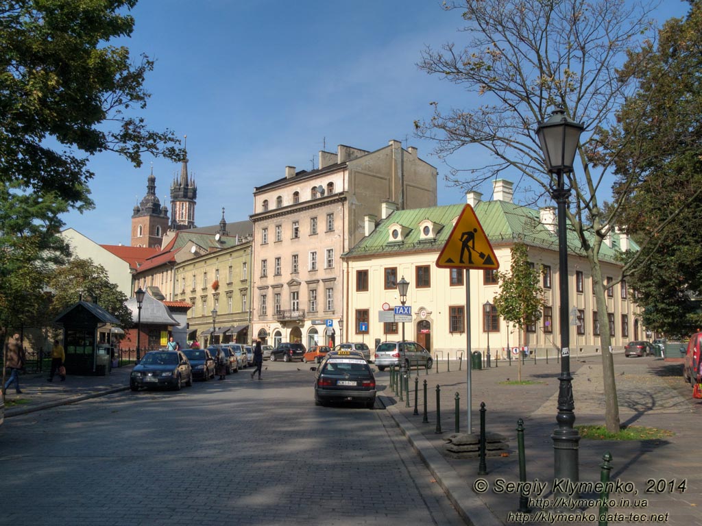 Фото Кракова. Вид на Старый Город (Stare Miasto) и верхушки Мариацкого костёла (Kosciol Mariacki) с улицы Сенная (Ulica Sienna).