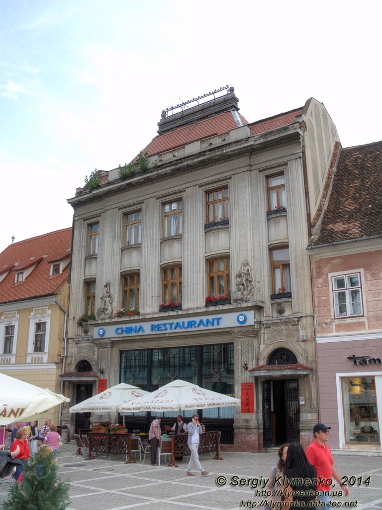 Румыния (Romania), город Брашов (Bra?ov). Фото. В центре города. Piata Sfatului.