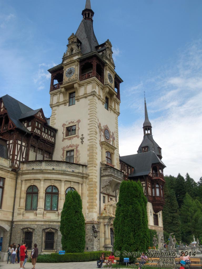 Румыния (Romania), город Синая (Sinaia). Замок Пелеш (Castelul Peles). Фото. Перед замком.