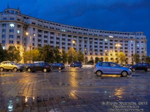 Румыния (România), город Бухарест (București). Фото. Площадь Конституции (Piaţa Constituţiei) вечером.