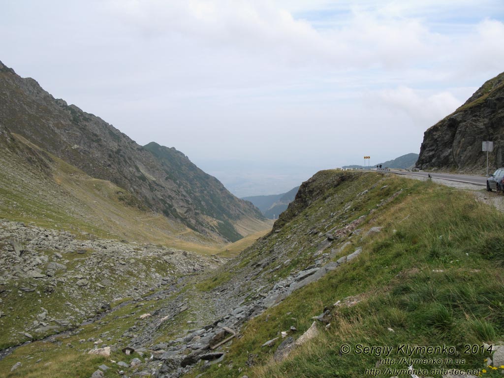 Румыния (Romania), Трансфэгэрашское шоссе (Transfagarasan). Фото. На перевале (45°36'15"N, 24°36'49"E).
Высота над уровнем моря ~2035 м, северные склоны горного массива Фэгэраш (Muntii Fagarasului).