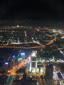 Фото Тайваня (Республика Китай), Тайпей (Тайбэй). Небоскреб «Тайпей-101»: вид вечернего Тайпея с обзорной площадки (на север).