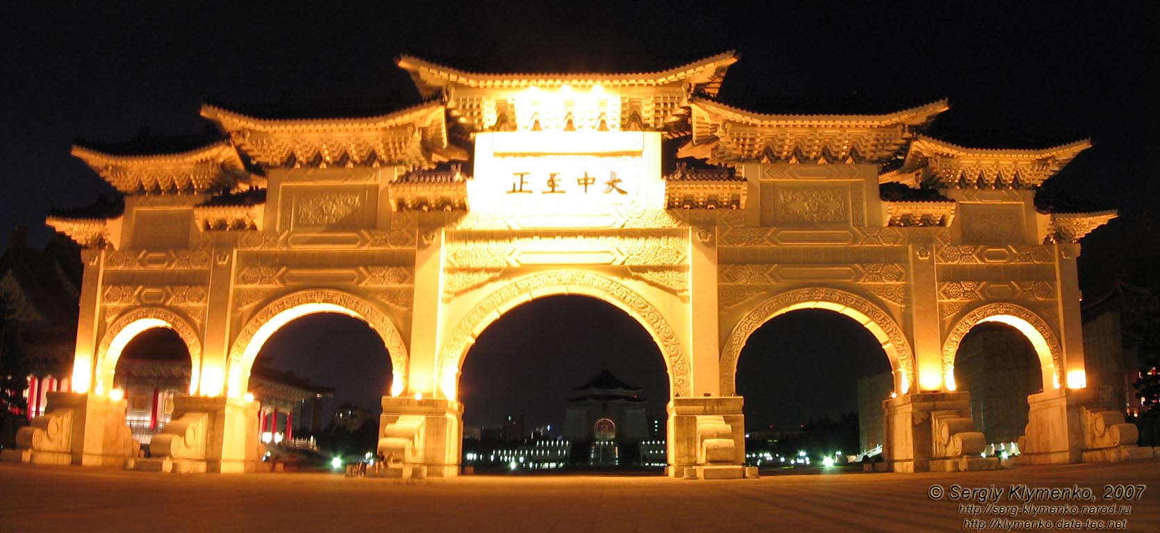 Фото Тайваня (Республика Китай), Тайпей (Тайбей). Главный вход в Мемориал Чан Кай-Ши.