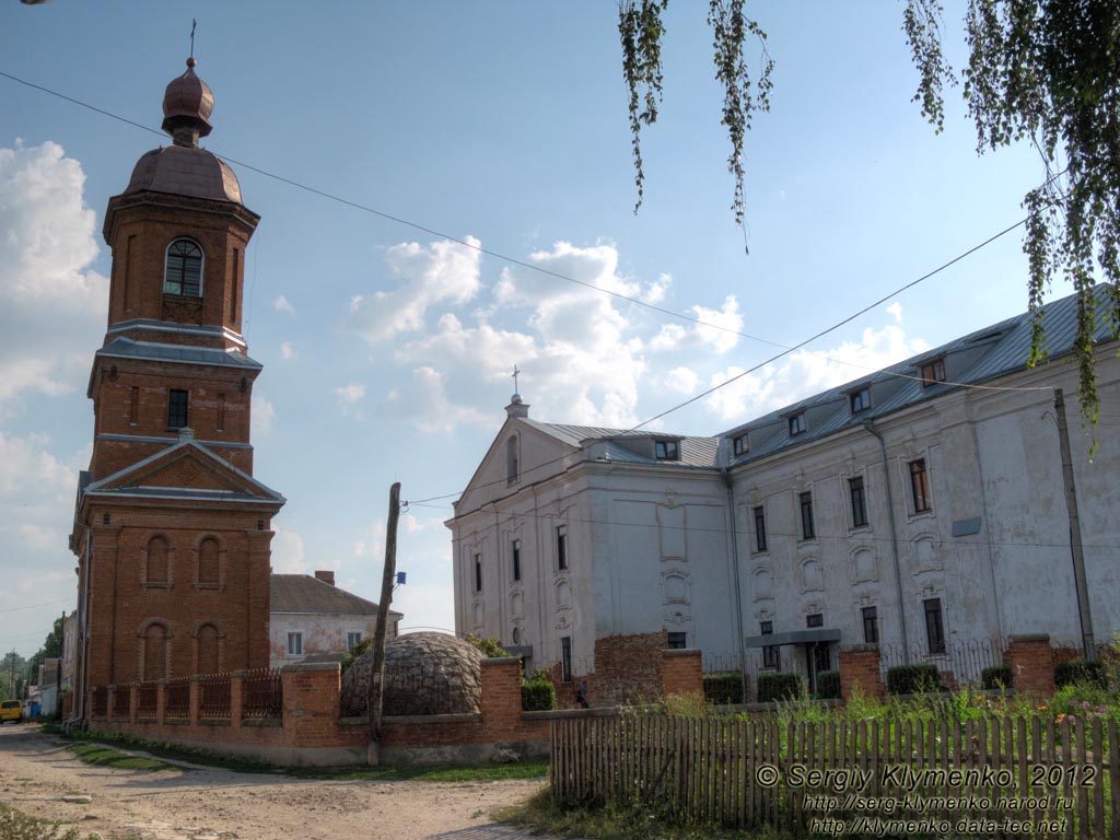 Винницкая область. Город Бар. Фото. Бывший иезуитский монастырь, затем - Свято-Покровский православный, ныне - монастырь сестёр-бенедиктинок.