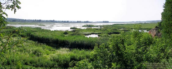 Винницкая область. Город Бар. Фото. Панорама речки Ров от руин крепости. На противоположном берегу - село Чемерисы-Барские.