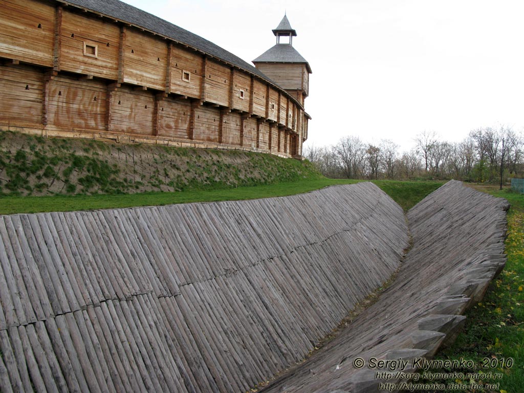 Черниговщина. Батурин. Фото. Цитадель Батуринской крепости (реконструкция, 2009 год). Крепостной ров.