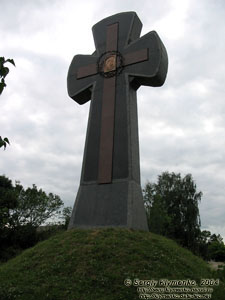 Батурин. Фото. Памятный Крест жертвам Батуринской трагедии.