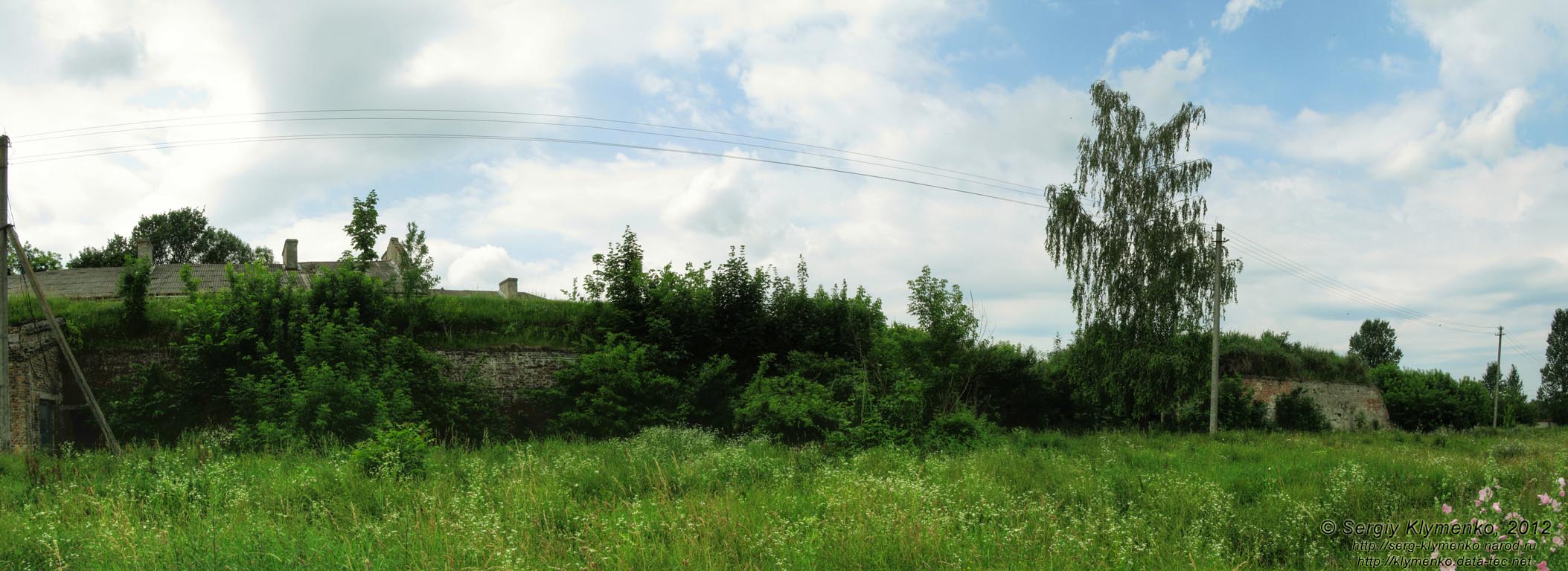 Броды. Фото. Крепость (Бродовский замок). Северная куртина и бастион, вид снаружи крепости. Панорама ~90°.