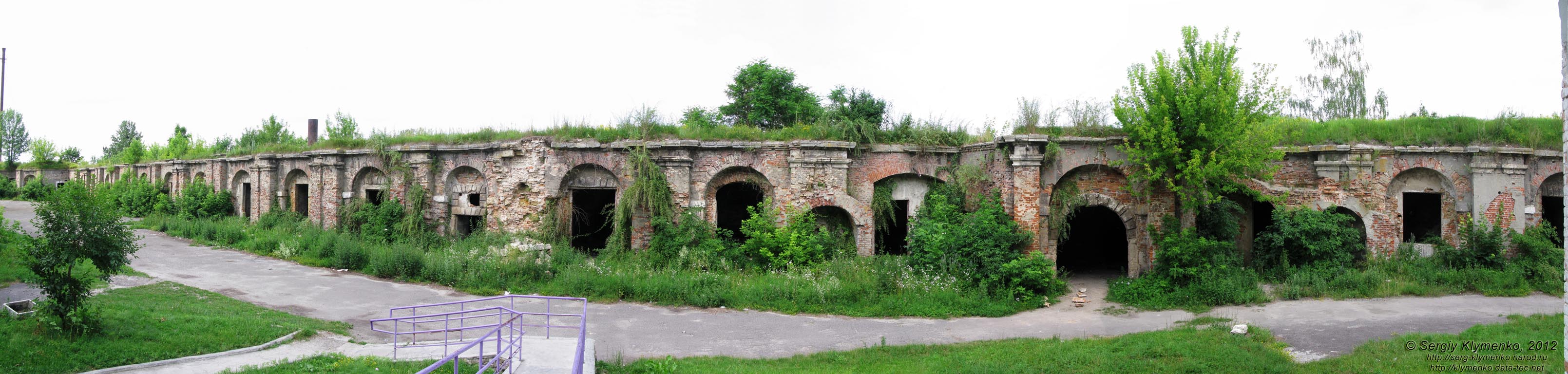 Броды. Фото. Крепость (Бродовский замок). Казематы северной куртины. Панорама изнутри крепости ~150°.