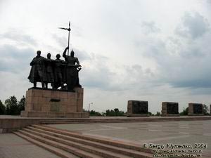 Чернигов. Фото. Памятник защитникам Чернигова.