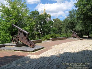 Чернигов. Фото. Вал Детинца. Пушки XVI-XVIII веков с бастионов Черниговской крепости.