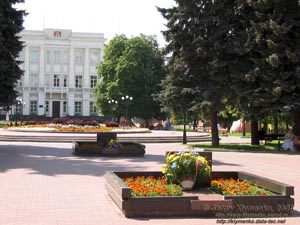 Чернигов. Фото. Красная площадь: могилы В. Л. Капранова и Н. Н. Попудренко в сквере.