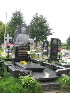 Чернигов. Фото. Городское кладбище "Яцево", могила А. И. Молодчего.