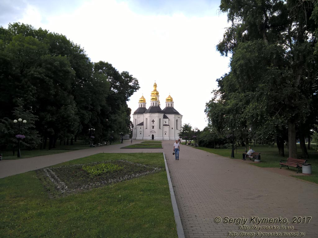 Чернигов. Фото. Вид на Екатерининскую церковь из сквера на проспекте Мира.