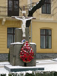 Черновцы. Памятник воинам, погибшим в Первую мировую войну, на углу улиц Главная и Красноармейская.