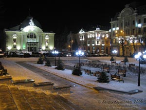 Черновцы. Театральная площадь ночью.