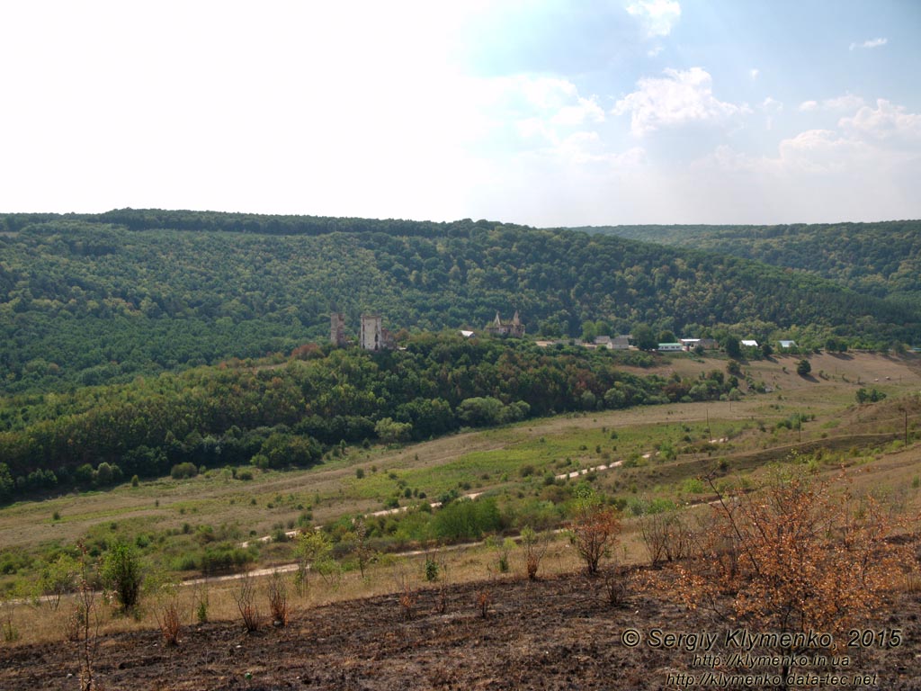 Тернопольская область, возле села Нырков. Фото. Червоногородский замок (48°48'15"N, 25°35'48"E), вид с севера (с дороги от села Нырков).