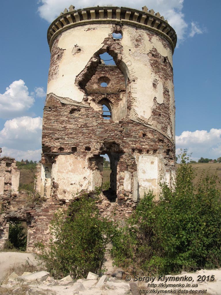 Тернопольская область, возле села Нырков. Фото. Червоногородский замок (48°48'15"N, 25°35'48"E), северная башня, вид снаружи.