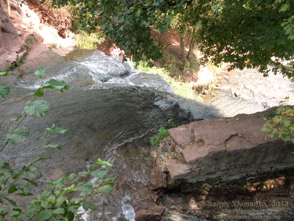 Тернопольская область, возле села Нырков. Фото. Джуринский (Червоногородский) водопад (48°48'18"N, 25°35'16"E), вид сверху.