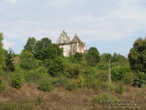 Тернопольская область, возле села Нырков. Фото. Путь к Червоногородскому замку в обход лагеря «Ромашка» (по южному склону замкового холма).