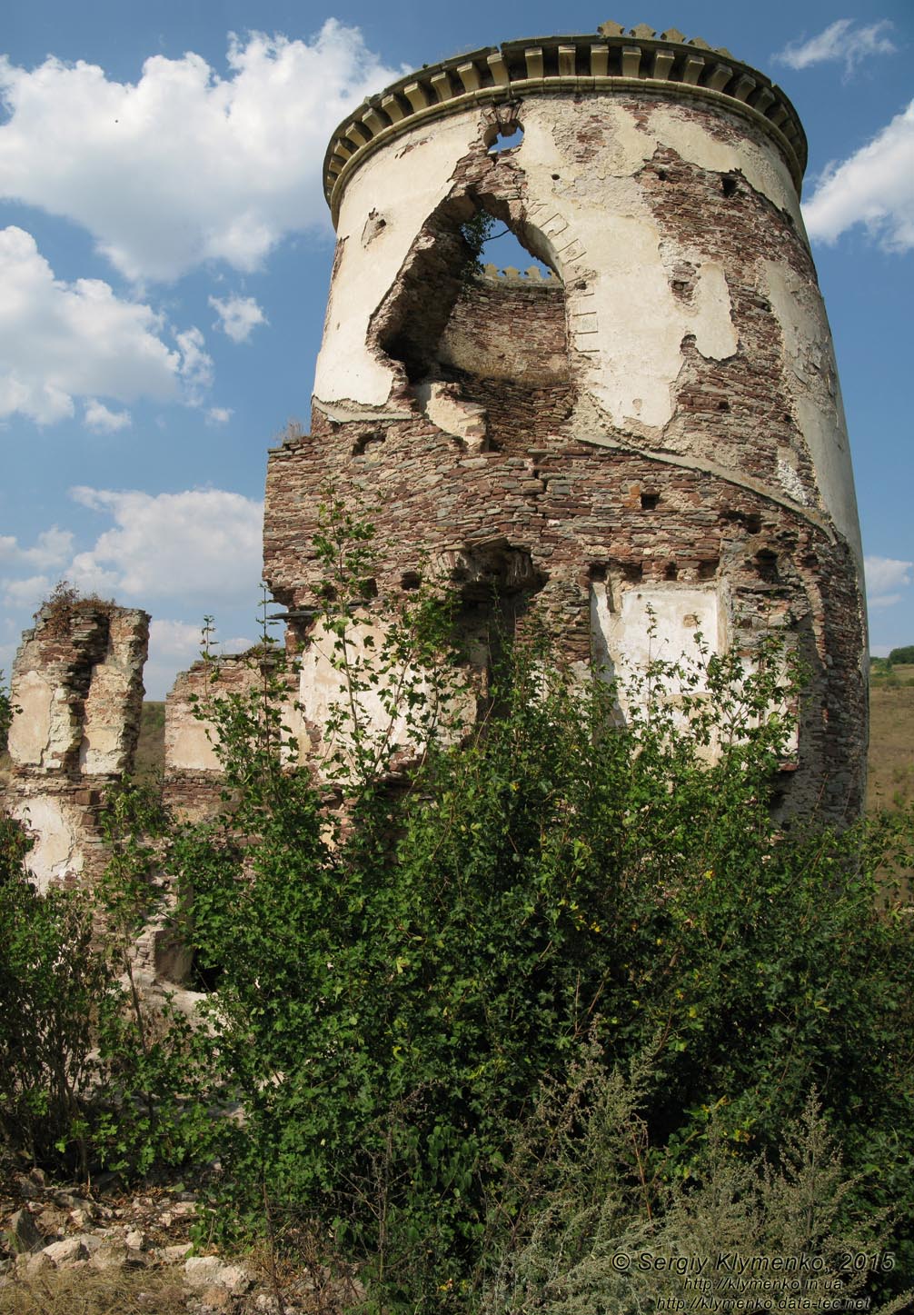 Тернопольская область, возле села Нырков. Фото. Червоногородский замок (48°48'15"N, 25°35'48"E), северная башня, вид с юга.