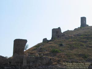 Крым. Фото. Балаклава, остатки башен крепости Чембало, вид с поверхности Балаклавcкой бухты.