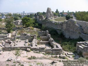 Крым. Херсонес, казарма IV в. до н.э. (на переднем плане), дальше - «Храм с аркосолиями».