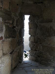 Судак, генуэзская крепость XIV-XV вв. Вид на Судакскую бухту через бойницу крепостной стены.