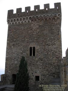 Судак, генуэзская крепость XIV-XV вв. Большая жилая башня - донжон - Консульского замка.