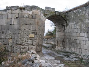 Крым. Чуфут-Кале, ворота X-XI века средней оборонительной стены, вид с восточной части города.