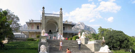 Алупка. Воронцовский дворец. Южный фасад. Альгамбра и Львиная терраса.