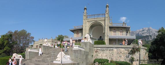 Алупка. Воронцовский дворец. Южный фасад. Альгамбра и Львиная терраса.