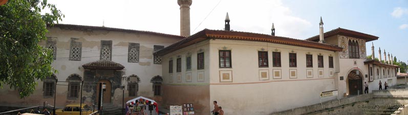 Крым. Бахчисарайский дворец-музей. Северные ворота и «свитский» корпус (справа) и большая дворцовая мечеть 