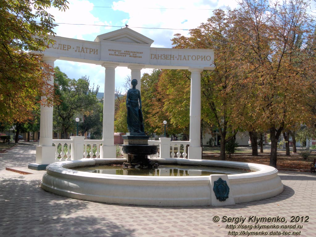 Крым, Феодосия. Фото. Фонтан-памятник «Добрый Гений» в Юбилейном парке.