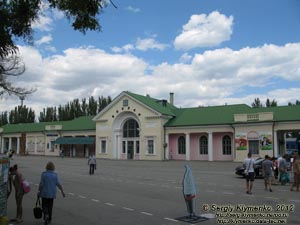 Крым, Феодосия. Фото. Железнодорожный вокзал и привокзальная площадь.