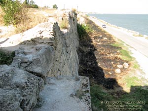 Крым, Керчь. Фото. Крепость Ени-Кале. Вид сверху на восточную стену и Керченский пролив.