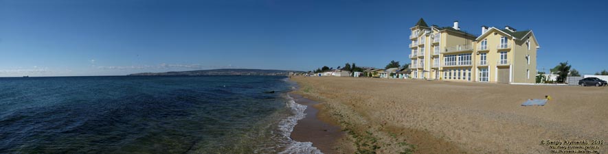 Крым, Феодосийский залив. Фото. Море, пляж и корпус №2 ТОК «Золотой пляж». Панорама ~150°.