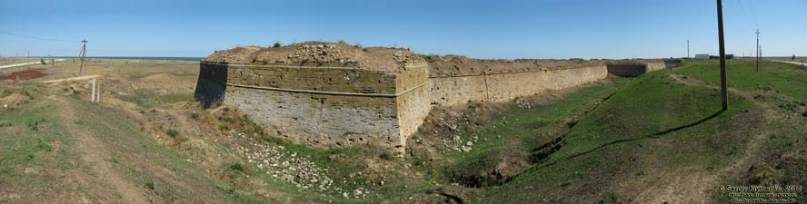 Крым. Фото. Арабатская крепость. Вид с юго-запада. Панорама ~150°.