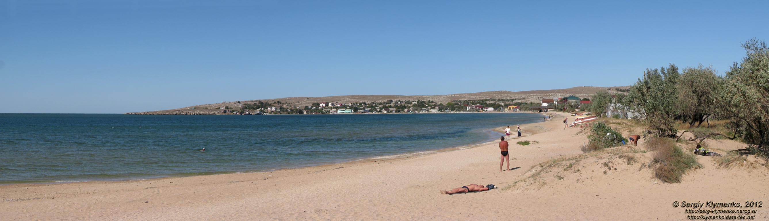 Крым. Фото. Азовское море. Вид на мыс Китень и пляж возле села Семёновка. Панорама ~120°.