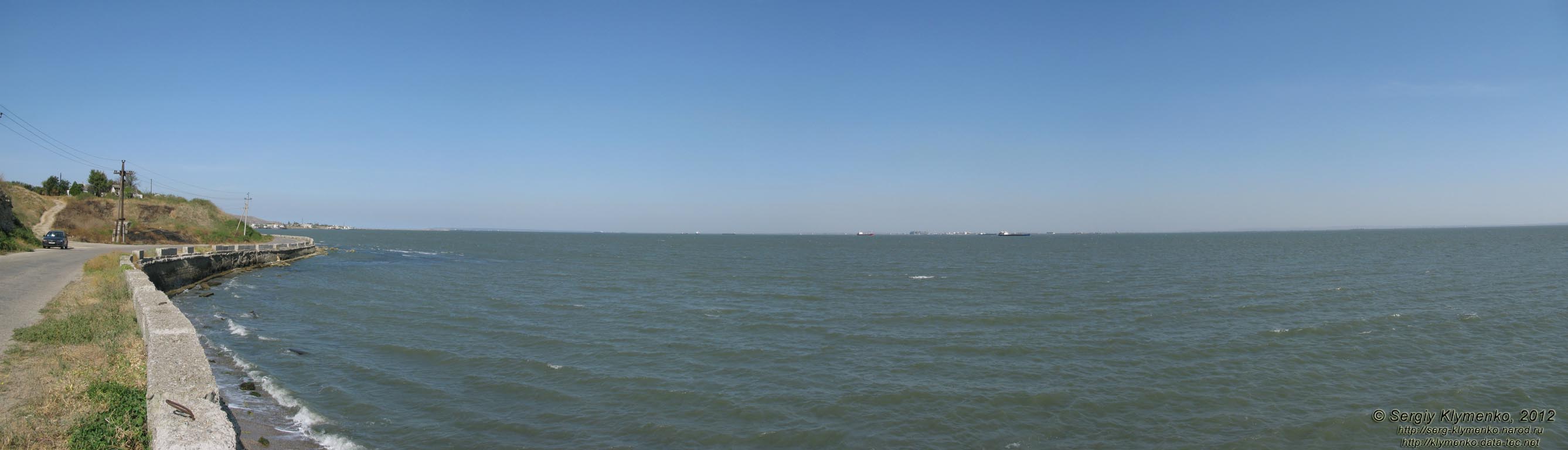 Крым, Керчь. Фото. Вид на Керченский пролив от северо-восточного бастиона крепости Ени-Кале. Панорама ~120°.