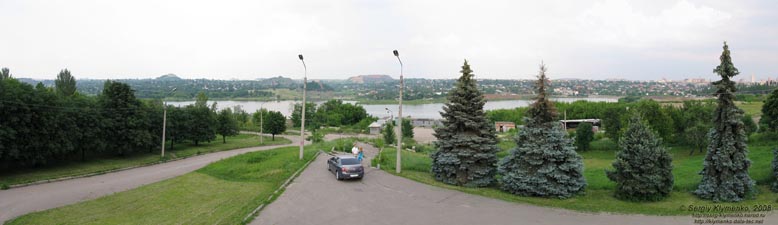 Фото Донецка. Вид на Кальмиуское водохранилище от Монумента освободителям Донбасса.