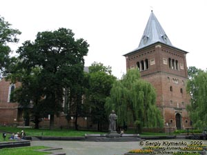 Львовская область. Дрогобыч. Фото. Древнерусская оборонная башня, позже надстроенная колокольней (пл. Замковая Гора).