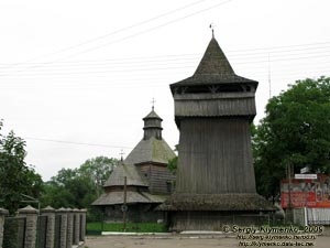 Львовская область. Дрогобыч. Фото. Деревянная церковь Воздвиженья Честного Креста и колокольня (ул. Зварычская, 7).