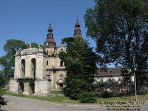 Ивано-Франковская область, Гвоздец. Фото. Комплекс костёла и монастыря бернардинцев (1721-1735 годы). Общий вид.