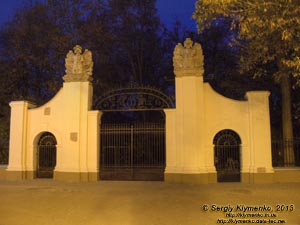 Ивано-Франковск. Фото. Въездные ворота во дворец Потоцких вечером.