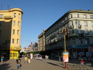 Ивано-Франковск. Фото. Улица Независимости, вид с Вечевого майдана («стометровка»).