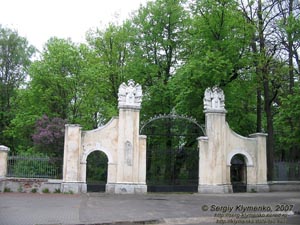 Ивано-Франковск. Фото. Въездные ворота во дворец Потоцких.
