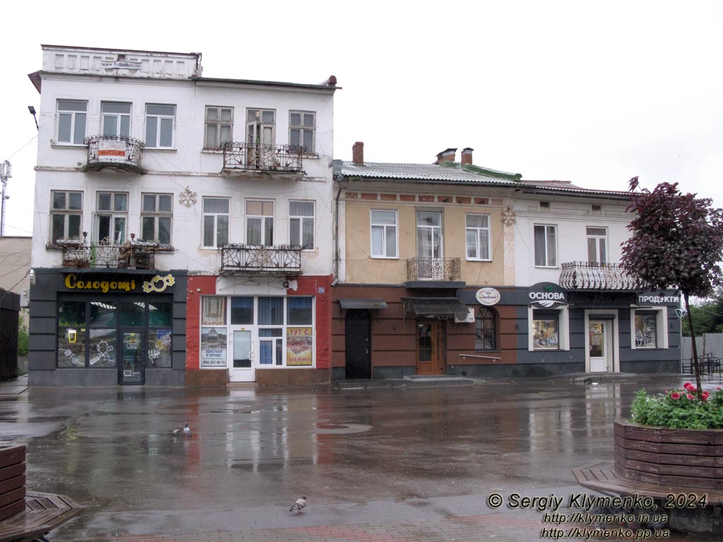 Ивано-Франковская область, город Калуш. Фото. Центр города. Площадь Героев, 22. Жилой дом XVII-XVIII веков (один из самых давних в городе).