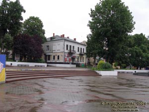 Ивано-Франковская область, город Калуш. Фото. Руины круглой каменной башни - «Малого замка» (48°37'59.50"N, 24°34'24.90"E), вид снаружи.