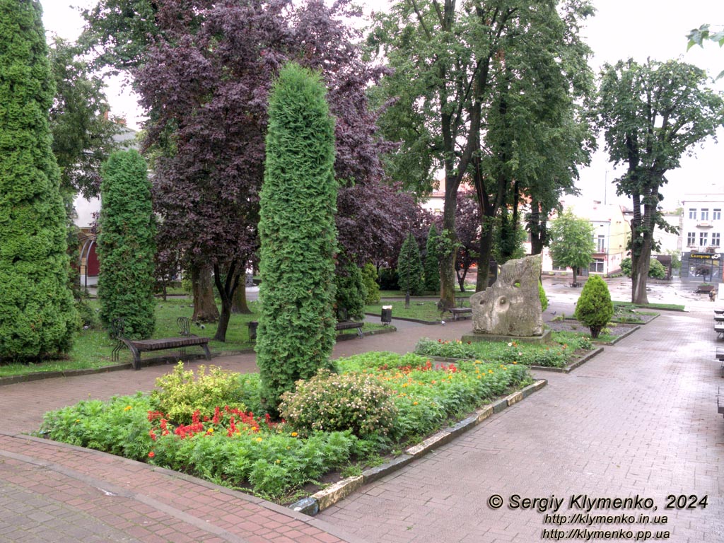 Ивано-Франковская область, город Калуш. Фото. Центр города. Вдоль улицы Тараса Шевченко.